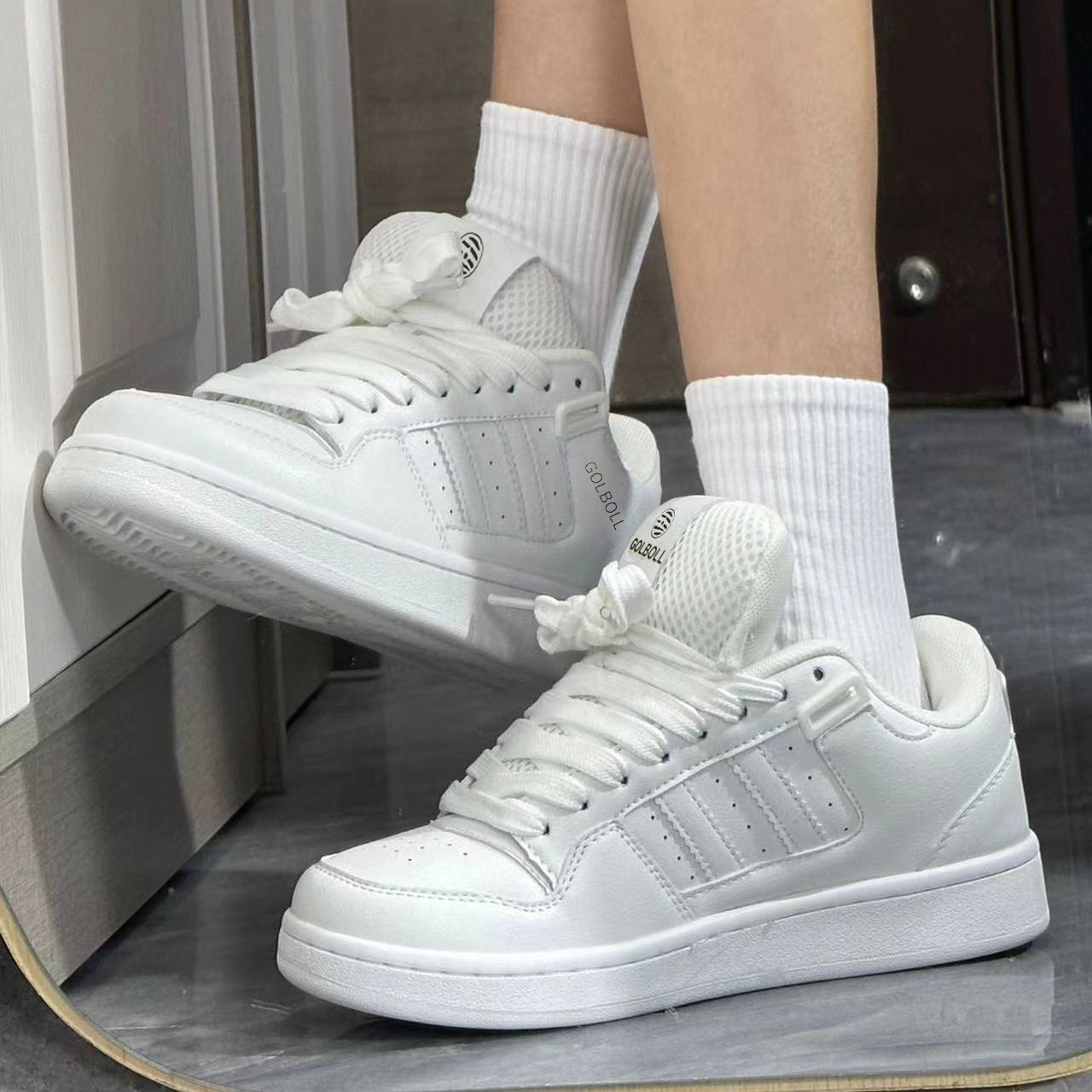 Zapatos de suela gruesa de Hong Kong para mujeres 2025 primavera nueva variedad de zapatos de pan de nicho casuales estudiantes zapatos de tendencia blanca