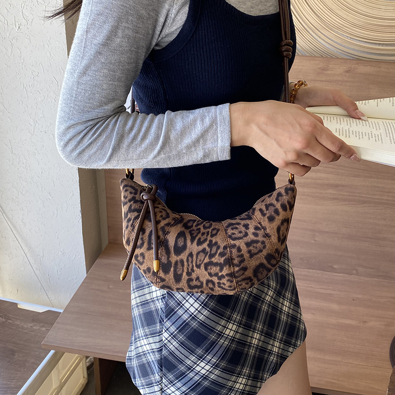 Bolsa de brazo retro con patrón de leopardo, bolsa de cuerno de toro para mujeres, otoño y invierno 2025, nuevo estilo coreano de moda bolso de hombro de nicho, diseño de bolso