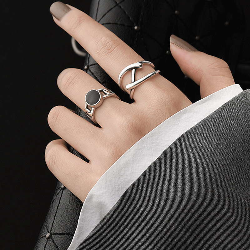 Black small design sophisticated retro fashionable ring