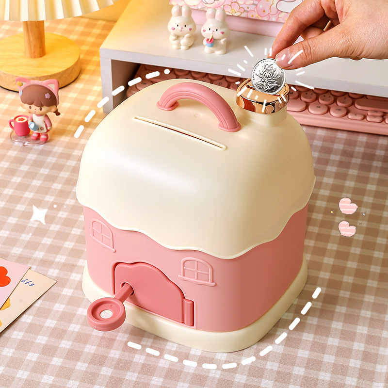 La Caja de ahorros es una pequeña y encantadora chica de dibujos animados, la Caja de ahorros es de plástico, la Caja de mano de la cabaña de año nuevo 2023