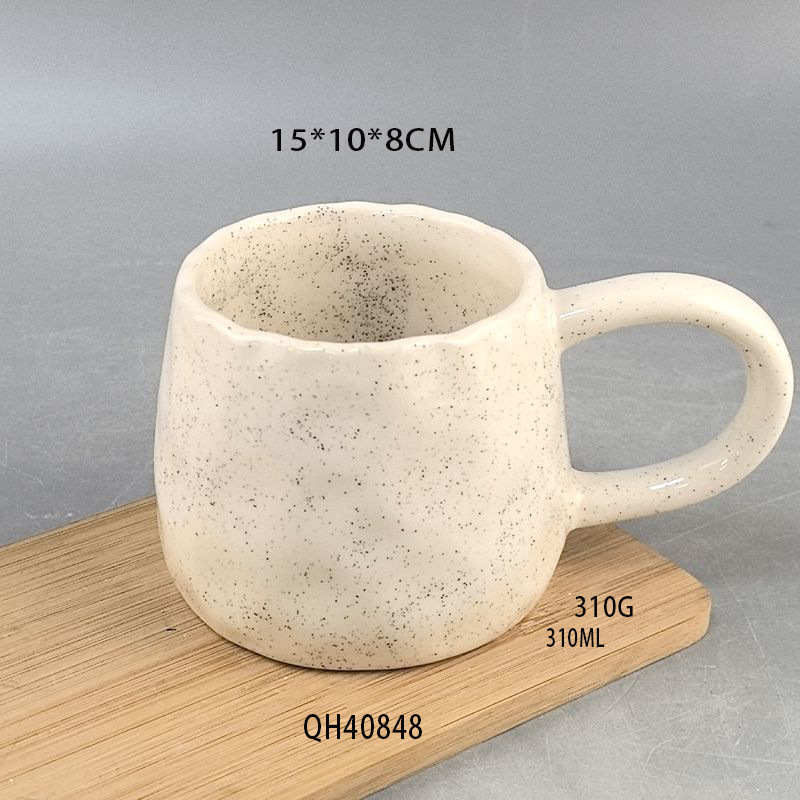 Taza de cerámica de punto de pulverización de oreja larga de viento simple, diseño de nicho, taza de café de cerámica, personalización de alta gama universal para parejas