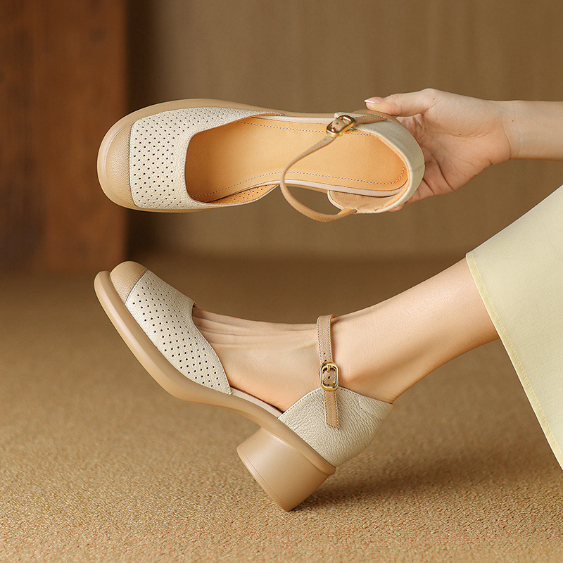 Sandal nữ mũi đục lỗ da cừu đế dày gót thô — Màu trắng be