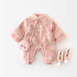 新款冬季婴儿连体衣粉色刺绣保暖外出服宝宝冬装可爱