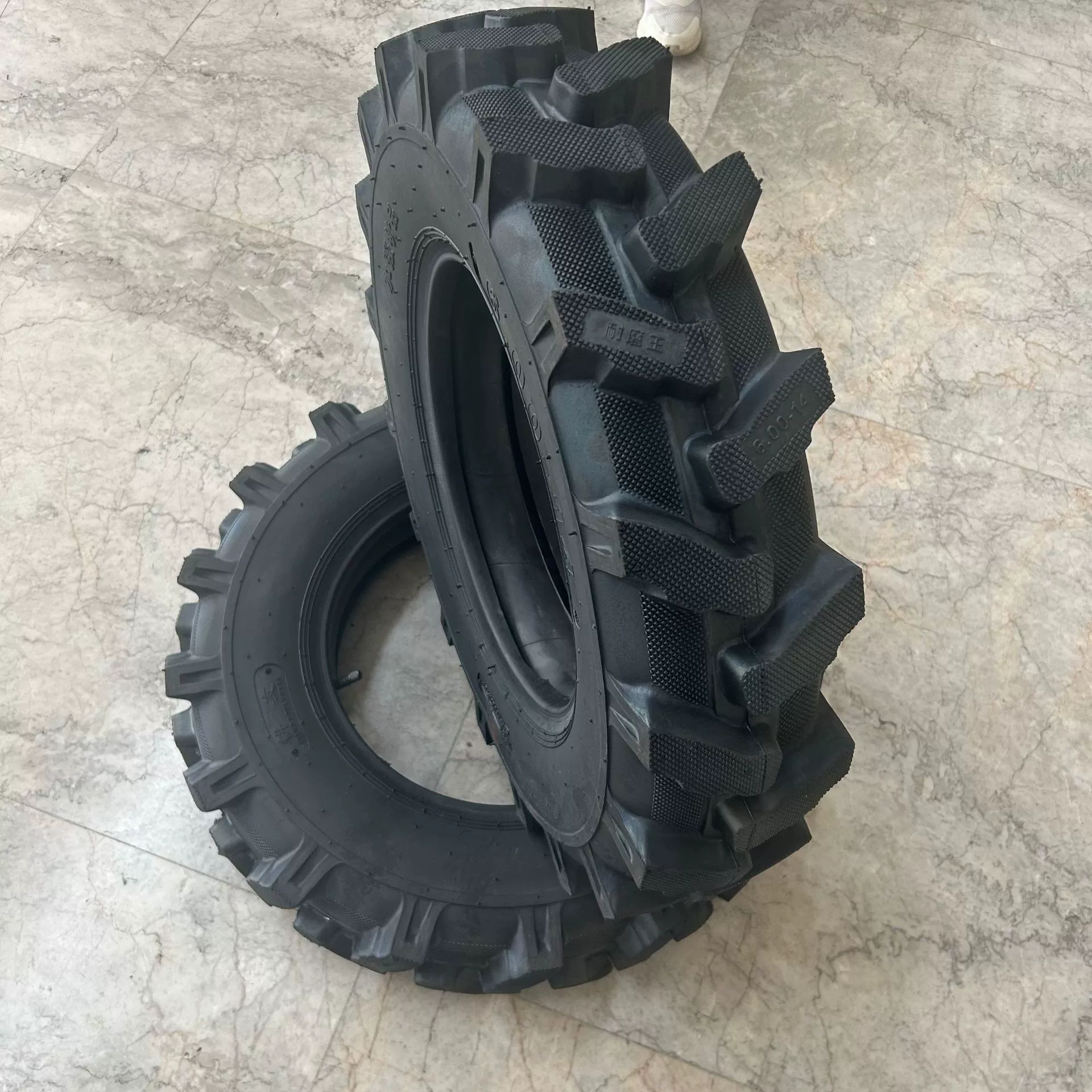 Оптовая продажа заводских шин для тракторов: шины «ёлочка», шины с зацепным рисунком протектора 6.00-14 с камерой в комплекте.
