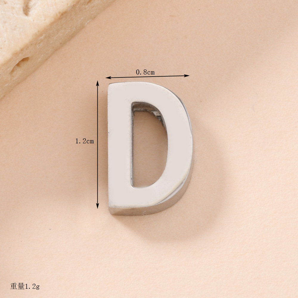 Venta caliente transfronteriza 26 letras inglesas colgantes de agujero recto collar de acero inoxidable colgantes accesorios de letras de bricolaje fabricantes de joyas