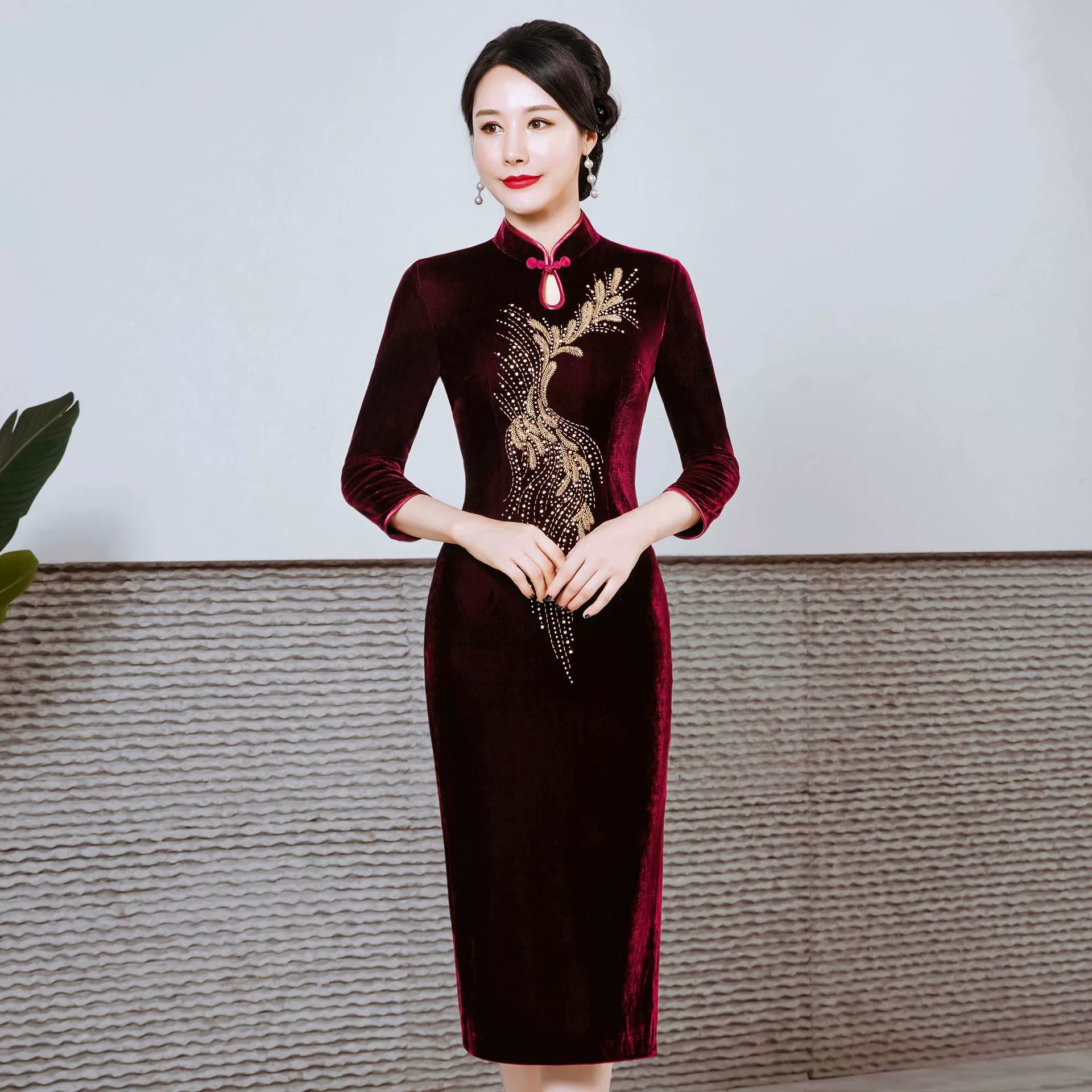 Шэньчжэньское Брендовое платье из золотого бархата, свадебное платье, весеннее платье для мамы, темпераментная вышивка, Чонсам для женщин среднего и пожилого возраста