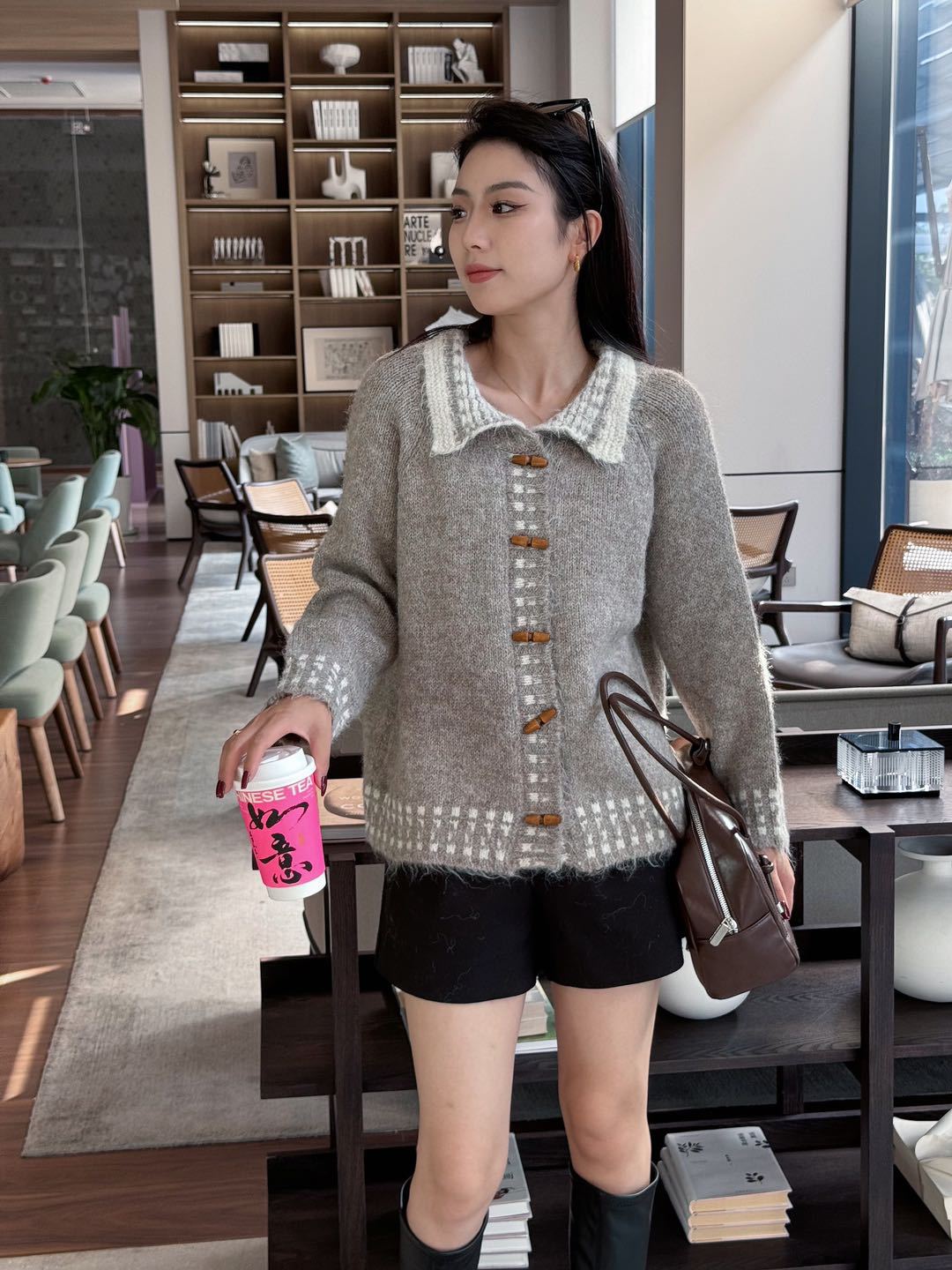24 invierno Puyuan hebilla de madera con solapa suéter de color contraste chaqueta para mujeres 2024 otoño y invierno nuevo estilo