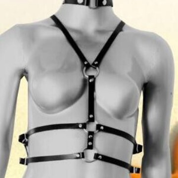 Use the body part of the leather women to control the clothing chain…
