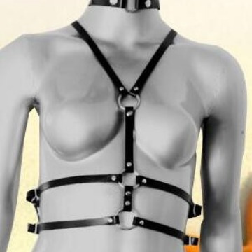 Use the body part of the leather women to control the clothing chain…