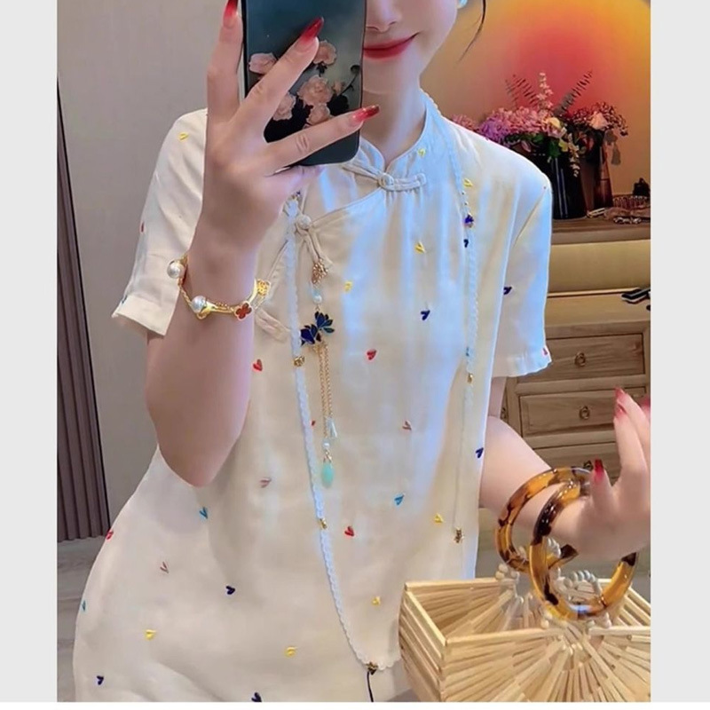 新しい中国風の白い愛の斜めの襟ミッドレングス半袖シャツ女性のための夏のハイエンドのレトロなボタン付きトップ女性のための