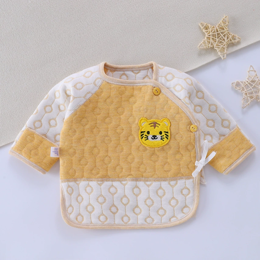 Новые новорожденные младенцы против мокрой мочи