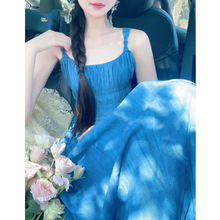 度假风云南扎染连衣裙2024新款女夏季茶歇法式设计感蓝色吊带裙子