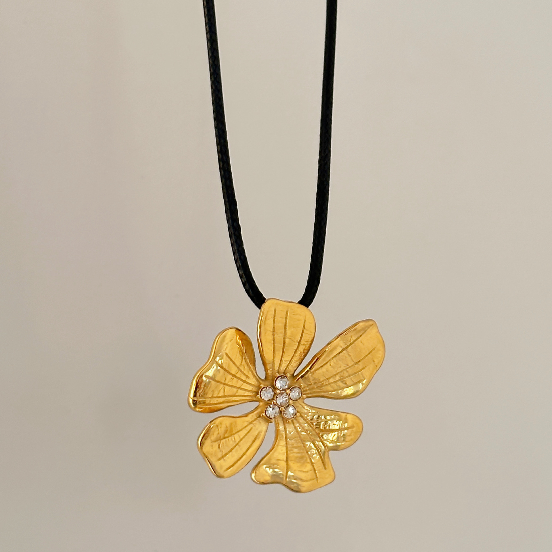 Ion Plating (IP) Gold Plating Process Wholesale Jewelry Retro Flower Leather Rope Titanium Steel Zircon 18K Gold Plated Plating Inlay Pendant Necklace