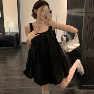 �ļ����I�Ըм������õ����B��ȹŮ�����@�ݟo�䱳�İ�ɫ������ȹ