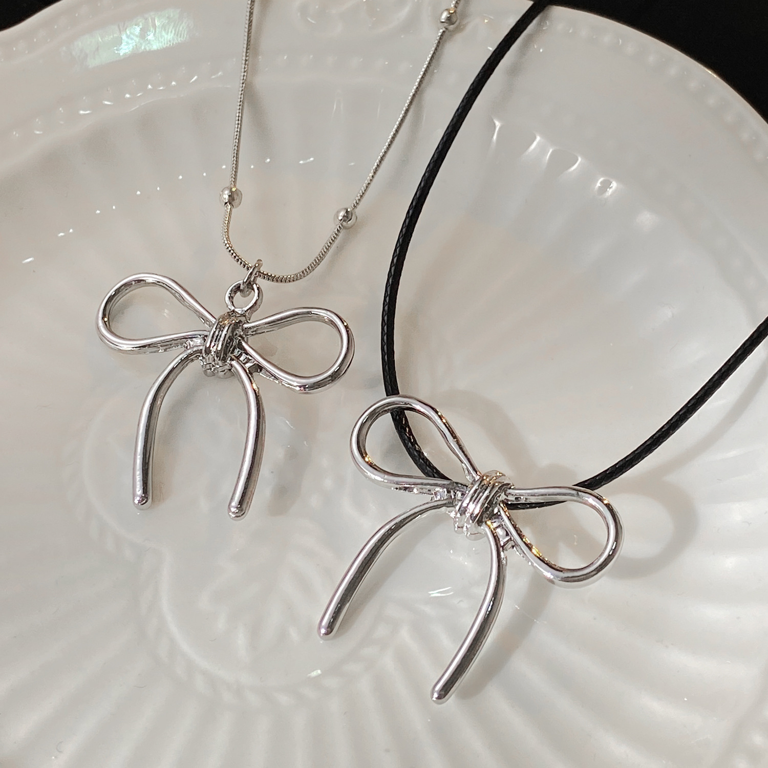 Lederhalskette mit Schmetterlingsknoten für Damen, angesagter Stil, exklusives Accessoire, elegante Halskette für süße, coole und sexy Mädchen_voghion.com