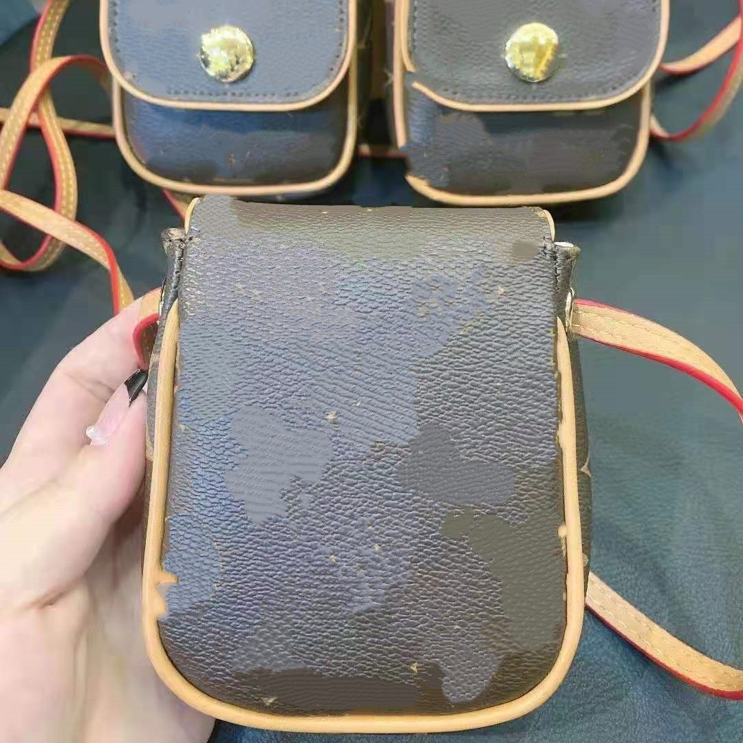 Mini square lipstick bag, stylish and versatile, subtly luxurious, and chic. Also includes a headphone bag and coin purse.