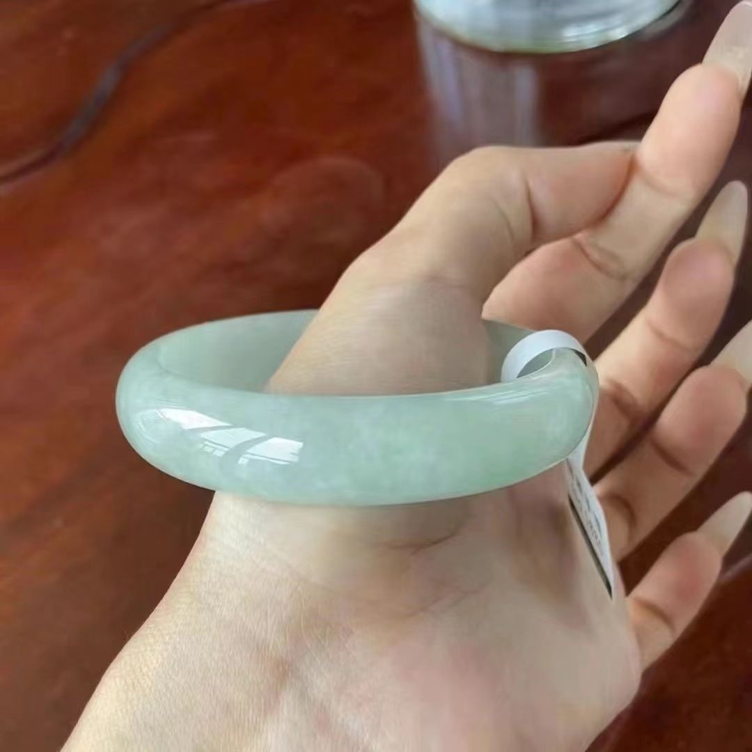 Vòng tay ngọc bích Miến Điện cao cấp màu xanh lục nhạt, kèm giấy chứng nhận