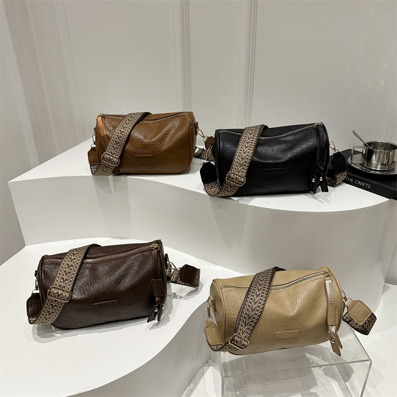 2024 nuevo estilo europeo y americano de moda retrógrada de una sola habitación bolsos de tramo oblíquo de textura alta mujer banda ancha nicho bolsos de Boston