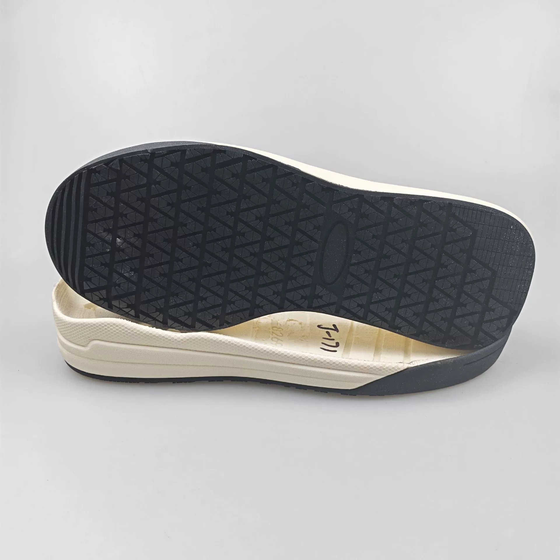 Заводская прямая продажа оптом из Дунгуаня: нескользящая функциональная подошва, износостойкая, нескользящая рабочая подошва, материал MD комбинация RB