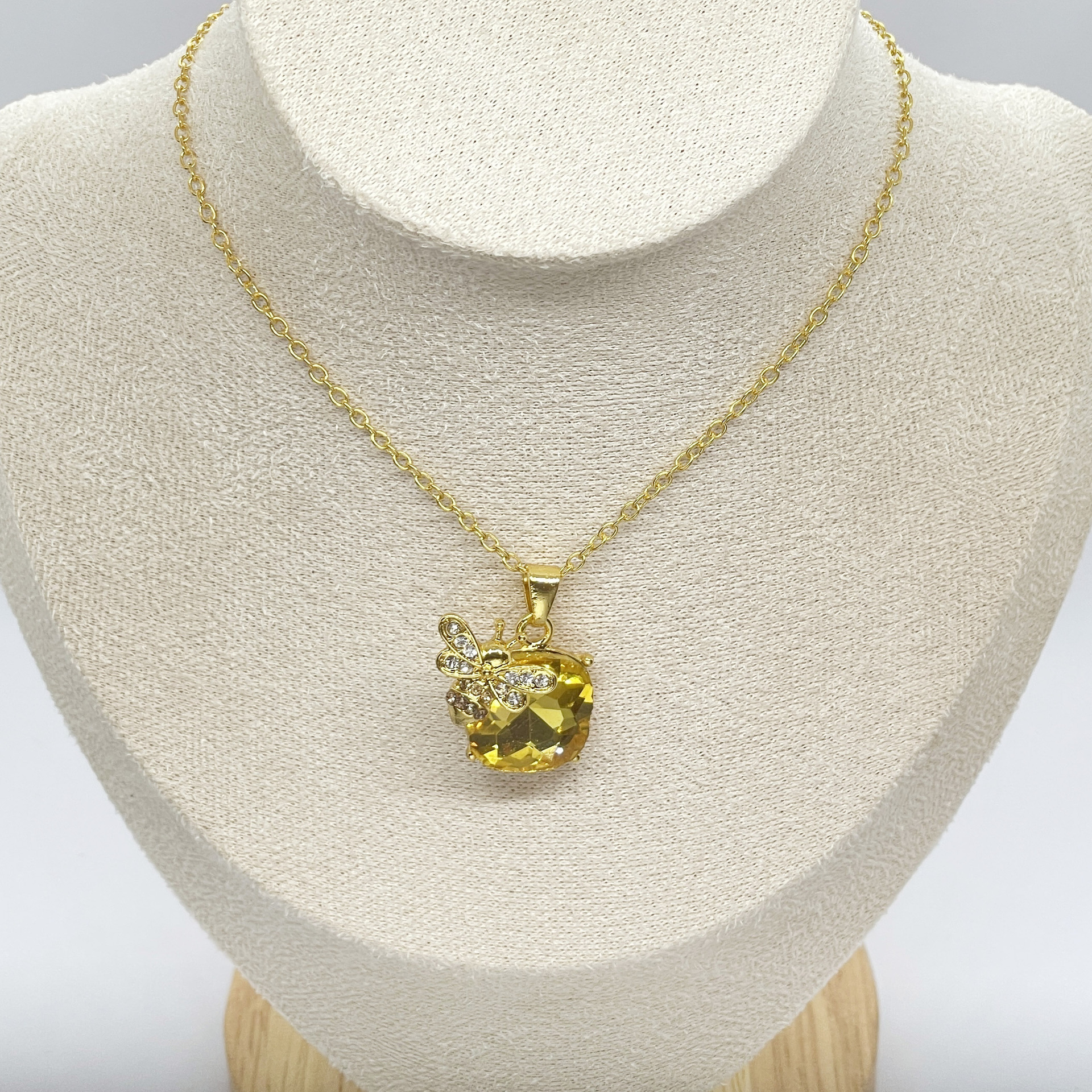 Collana con ciondolo a forma di piccola ape in cristallo giallo scintillante, alla moda e versatile, accessori da donna alla moda_voghion.com