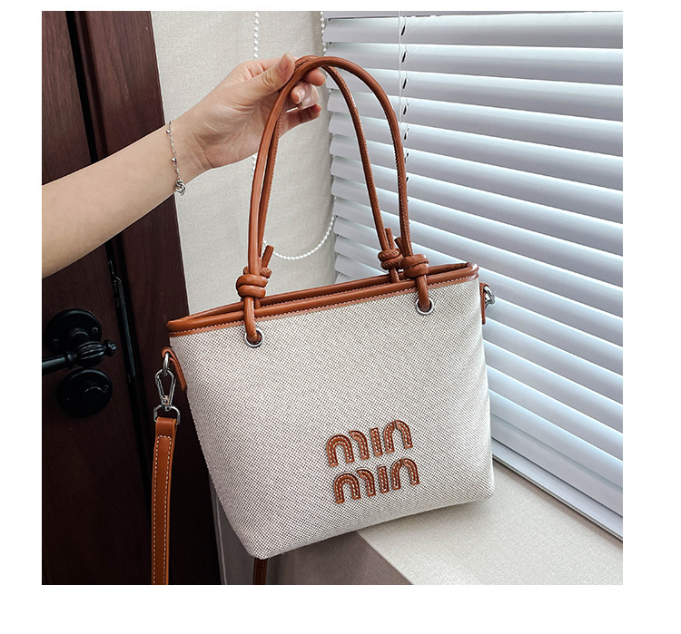 Bolso de cubo portátil de alta gama para mujer 2025 nuevo bolso de mensajero de color de contraste de tela de tendencia transfronteriza del sudeste asiático