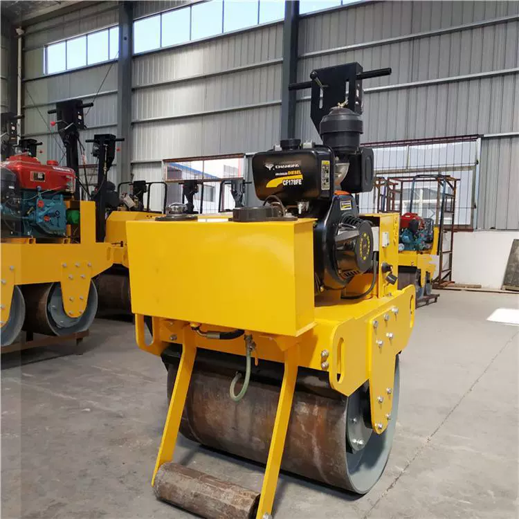 Простой в управлении ручной одноколесный дорожный каток 30 кН продается. Цена ручного одноколесного дорожного катка снижена.