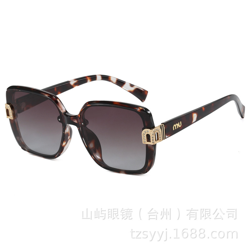 2025新型偏光サングラス軽豪華高級感ファッションサングラス女性クロスボーダー卸売り個性街拍眼鏡