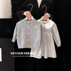 韓国の子供服の女の子のワンピースのスーツの春と秋の洋風のセーターのニットのカーディガンの子供の森の花のスカート