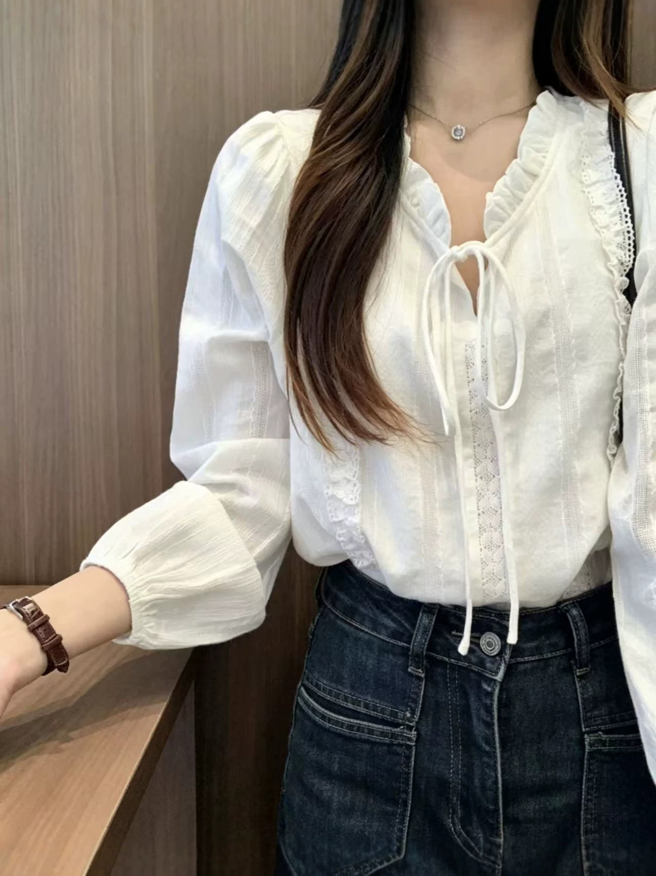 In stock}Early autumn lace collar ruffled long-sleeve white shirt for women, age-reducing V-neck base Korean style top