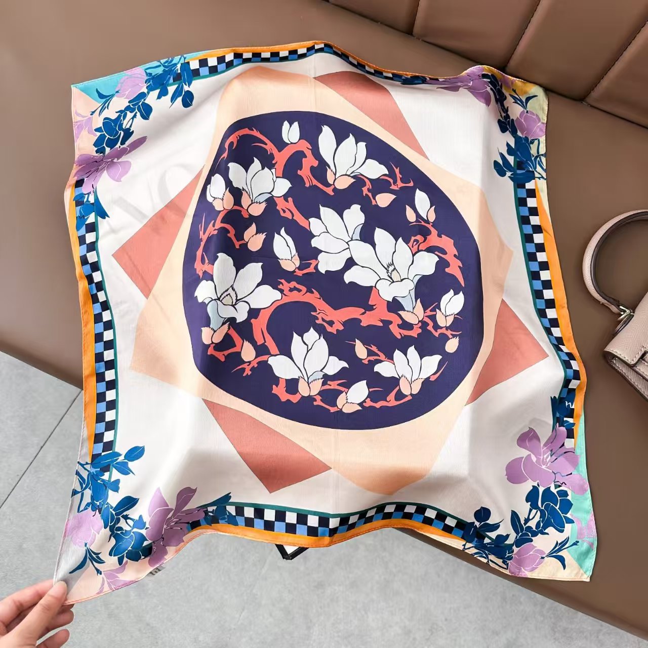 軽い豪華な北欧風の紫色の朝顔の花のプリントの绢糸のスカーフの女性の高級な気質の100% シルクの小さい方のタオル