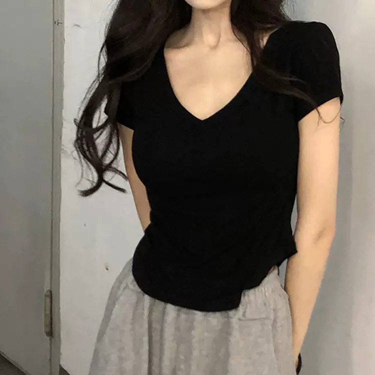 纯欲风V领短袖T恤女夏季2025新款修身显瘦辣妹短款不规则打底上衣