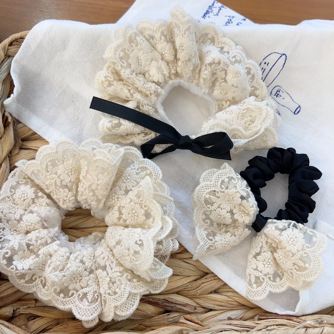 新款復古四層刺繡蕾絲蝴蝶結絲帶大腸發圈溫柔簡約發繩扎馬尾髮飾