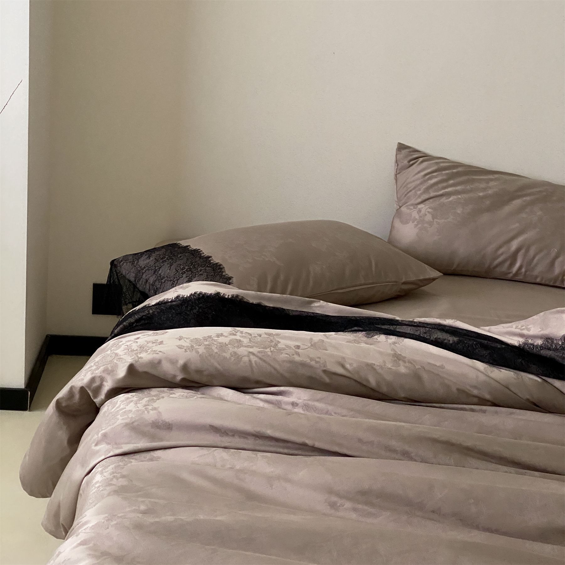 Nordiskt boho bäddset i bomullsjacquard med spetskant_voghion.com