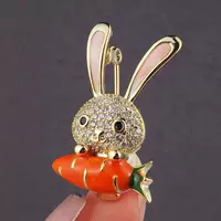 Мультяшная брошь, японский мини-кролик, милая булавка, нишевый дизайн, высококачественные ювелирные изделия с бриллиантами, женская шелковая Пряжка для полотенца