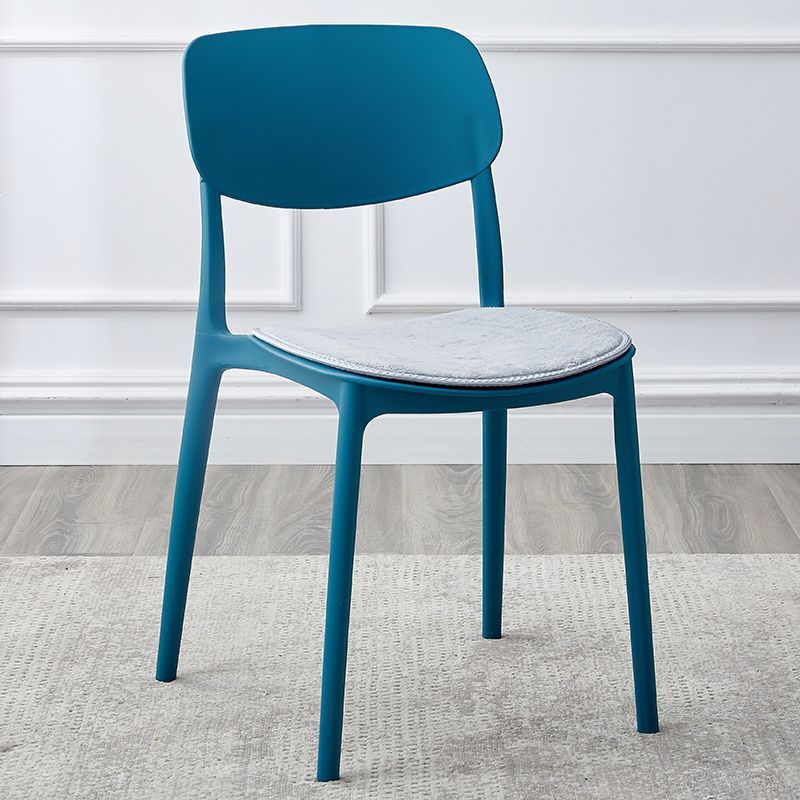 쿠션이있는 로얄 블루