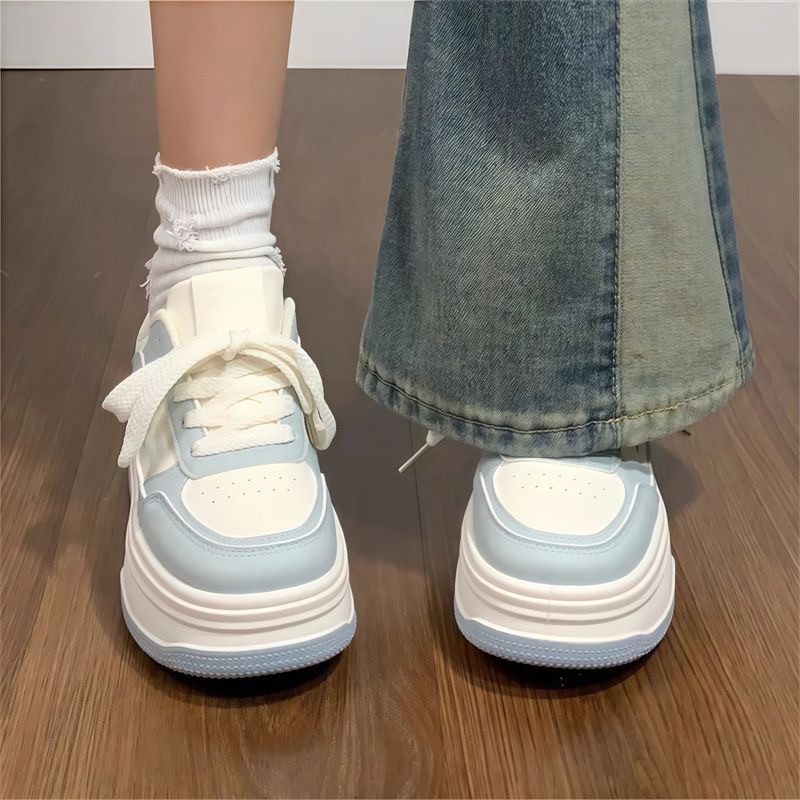 Zapatos blancos de suela gruesa para mujeres 2025 nuevo otoño versátil nicho deportivo original para estudiantes de secundaria baja placa casual zapatos versátiles