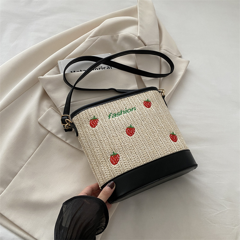 Bagos de balde de tela de fresas de gran capacidad para mujeres 2024 nueva popular alta textura nicho diseño mochila