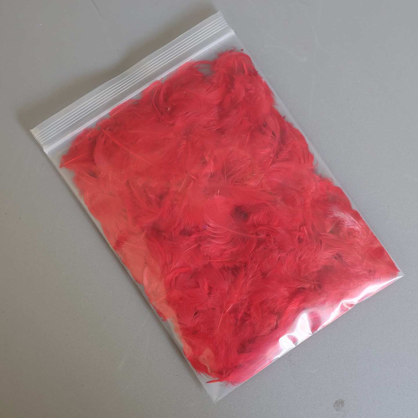 Fábrica directa pequeña serie de plumas rojas DIY accesorios accesorios de artesanía ropa accesorios escenario plumas