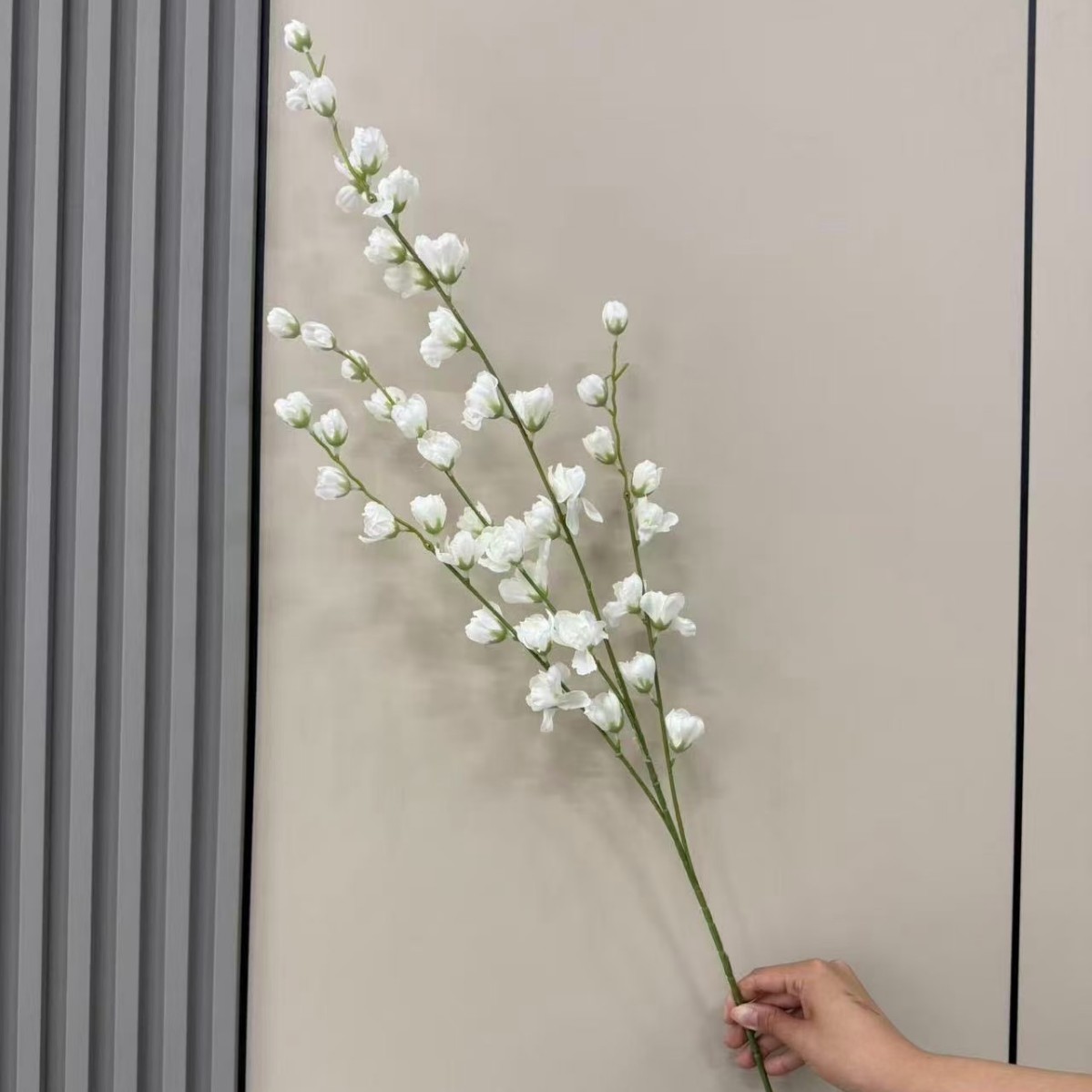Simulación de 4 ramas altas flores de línea violeta decoración de bodas sala de flores de seda techo alto material floral camino de guía de flores