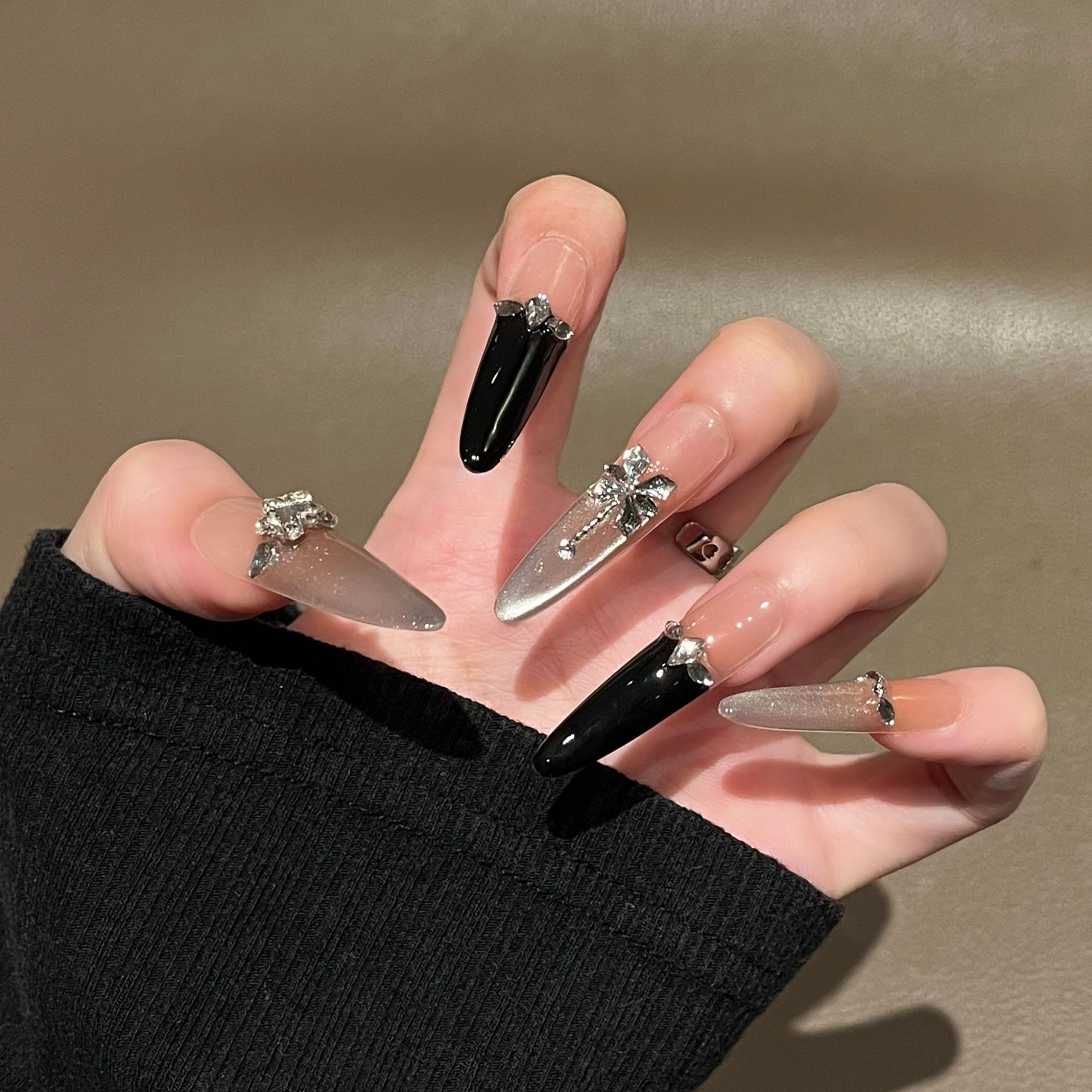 Uña hecha a mano de alta sensación de manicure oscura dulce y brillante brillante parche de uñas falsas productos terminados desmontables