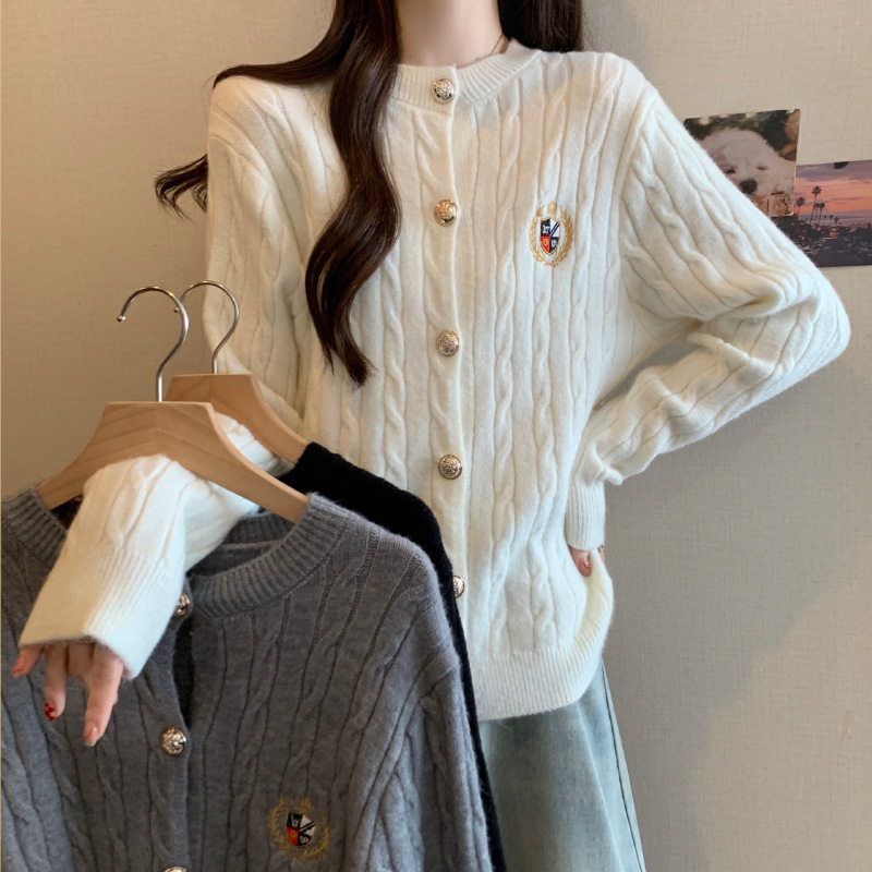百搭短款金色纽扣圆领针织开衫秋冬新款长袖女装毛衣女优雅绣花