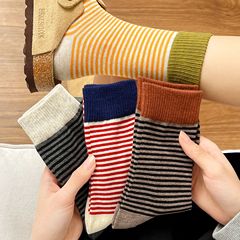 女性用秋冬ストライプ厚手保温ミドル丈ソックス、トレンド感あふれる万能重ね履きソックス、防臭綿ソックス、諸暨ソックス業