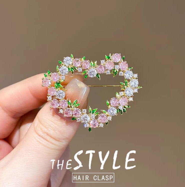 Sweet Pink Heart-Shaped Brooch for Women, Fashionable and Versatile, Unique Style, Suitable for Coats and Sweaters, Brooch Accessory Gift