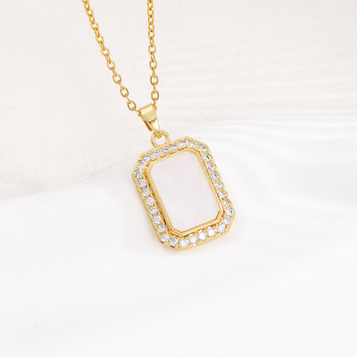 Collar de circón de cobre con incrustaciones de moda de lujo simple europeo y americano, diseño de nicho femenino, collar cuadrado, cadena de clavícula retro personalizada