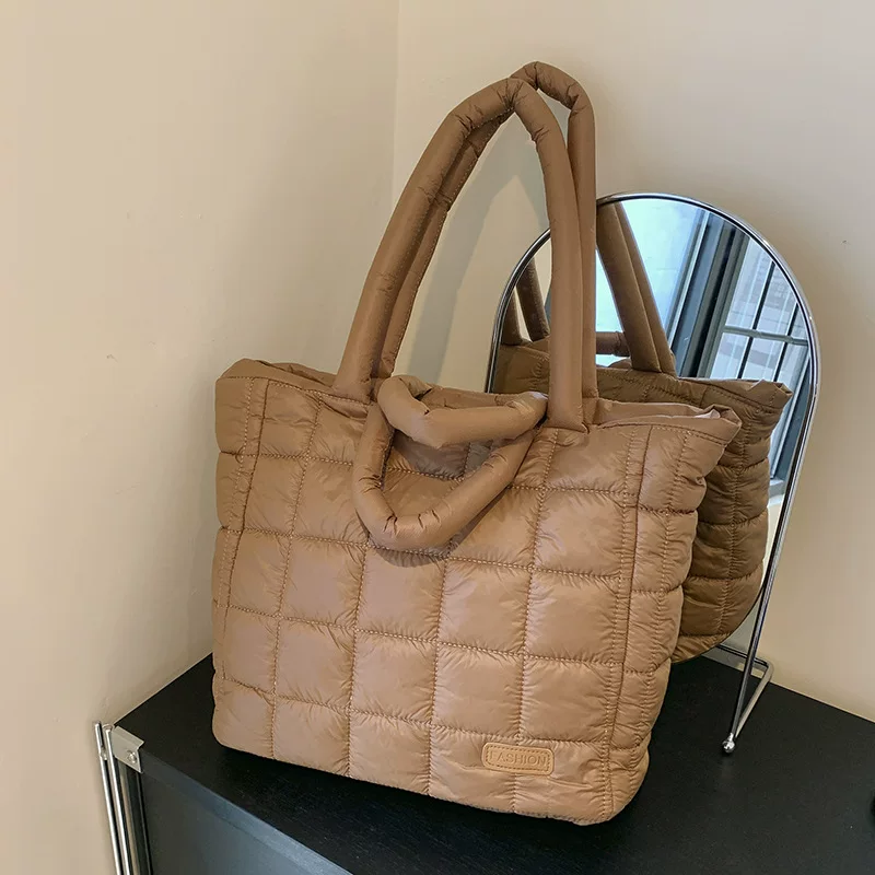 Fashionable capacious down jacket with diamond pattern, winter universal shoulder bag, one-shoulder bag
