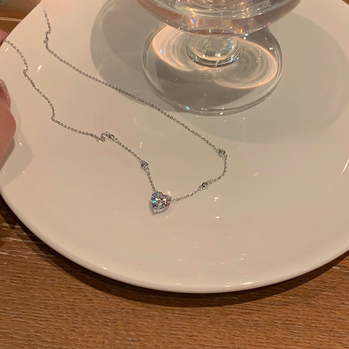 Love pendant necklace 2025 new women's design sense light luxury niche design collarbone chain women's necklace temperament sweet cool style
