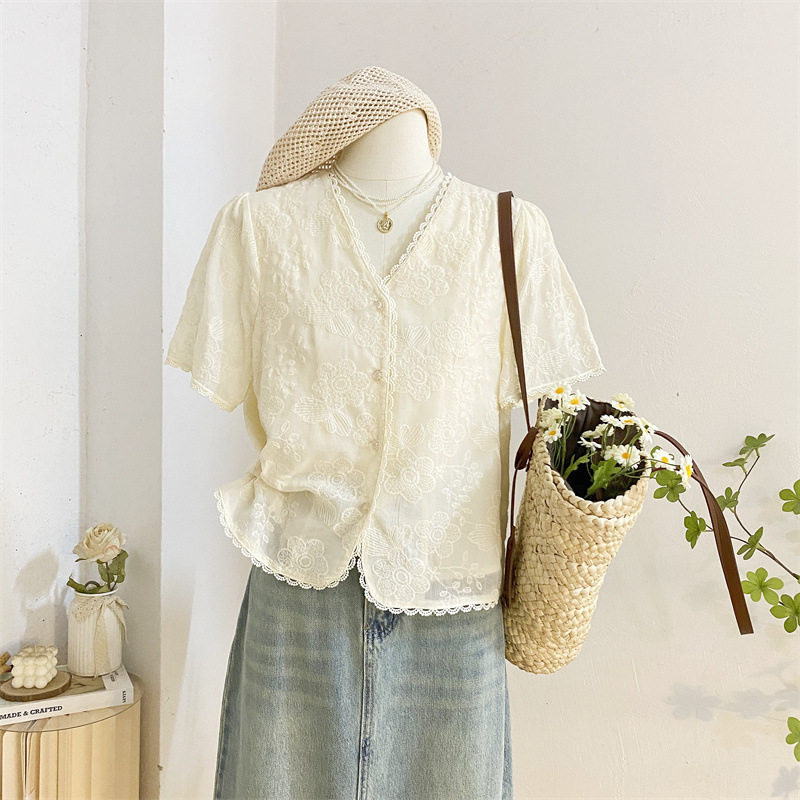 French Style Lace V Neck Short-Sleeved Shirt for Women 2025 Summer Short Style Gentle Age-Reducing Korean Embroidered Shirt Top