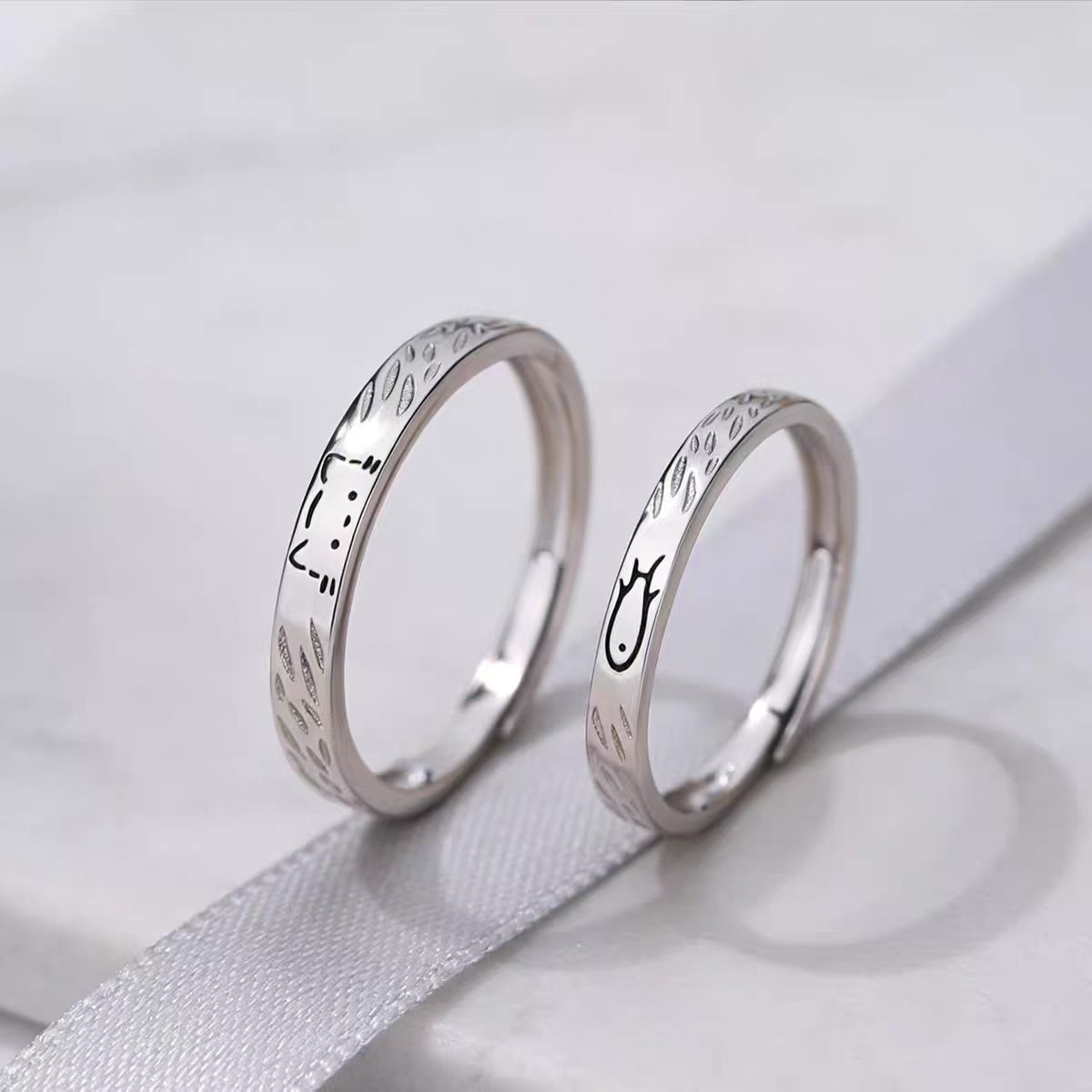 Bronce chapado al vacío no decolor Mobius anillo de nicho femenino diseño de pareja anillo de lujo ligero fábrica especial