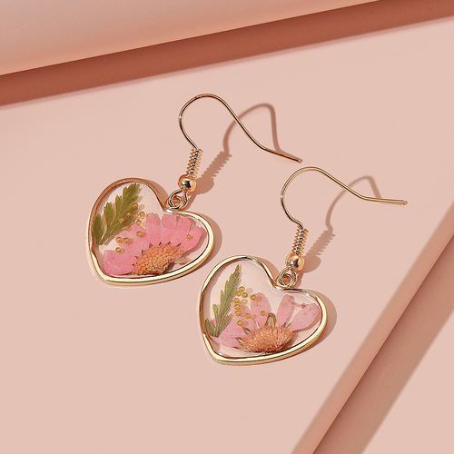 Creative forest-inspired heart-shaped flower earring design, transparent camellia dried flower, trendy Insta-style earrings