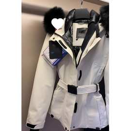 羽绒服冬今年流行小个子高级感超好看白色连帽收腰冲锋衣外套批发